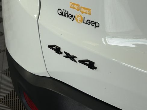 Used 2023 Jeep Renegade Latitude AWD/4WD image 15