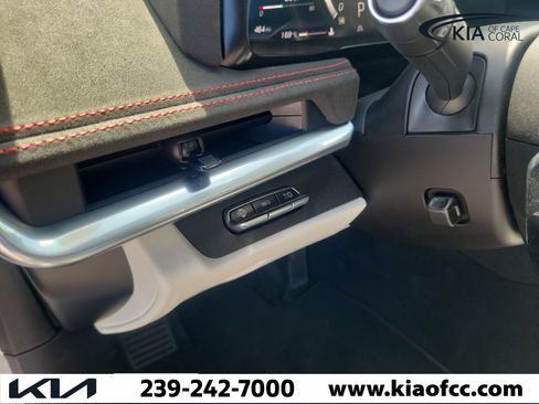 Used 2023 Chevrolet Corvette Stingray Premium Conv w/ Z51 Performance Package RWD image 18