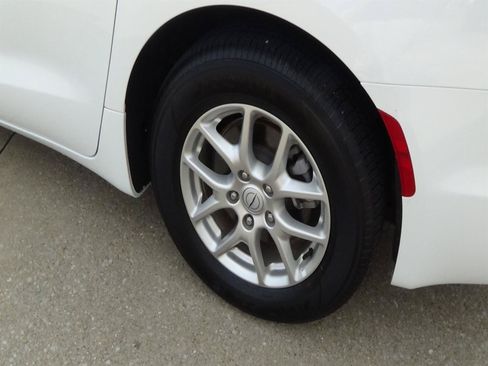 Certified 2025 Chrysler Pacifica Select FWD image 9