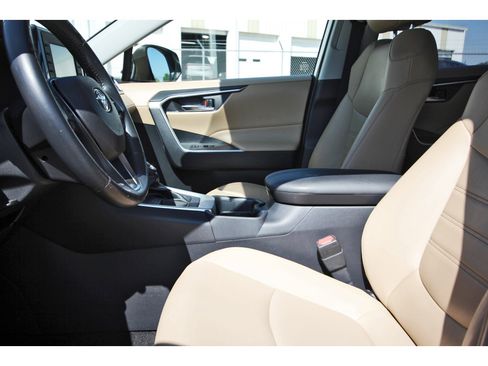 Used 2019 Toyota RAV4 XLE Premium FWD image 28