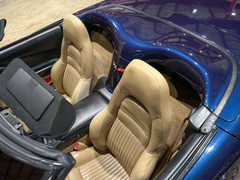 Used 2000 Chevrolet Corvette Convertible w/ Memory Pkg RWD image 19