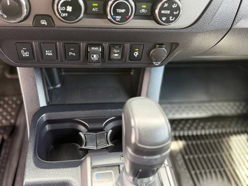 Used 2018 Toyota Tacoma TRD Off-Road w/ Technology Package AWD/4WD image 17