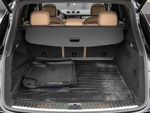 Certified 2022 Porsche Cayenne Platinum Edition image 30