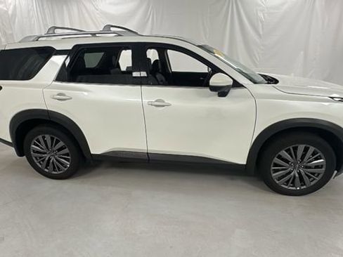 Used 2024 Nissan Pathfinder SL w/ SL Premium Package image 2