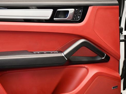 Used 2023 Porsche Cayenne Platinum Edition image 36