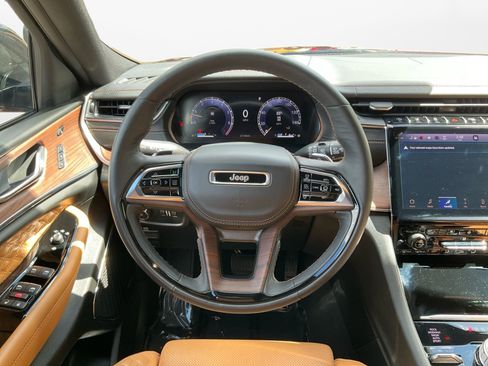 Used 2024 Jeep Grand Cherokee Summit w/ Luxury Tech Group V AWD/4WD image 12