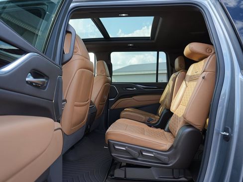 Used 2022 Cadillac Escalade ESV Premium Luxury AWD/4WD image 19