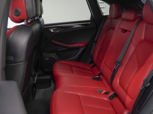 Used 2025 Porsche Macan image 18