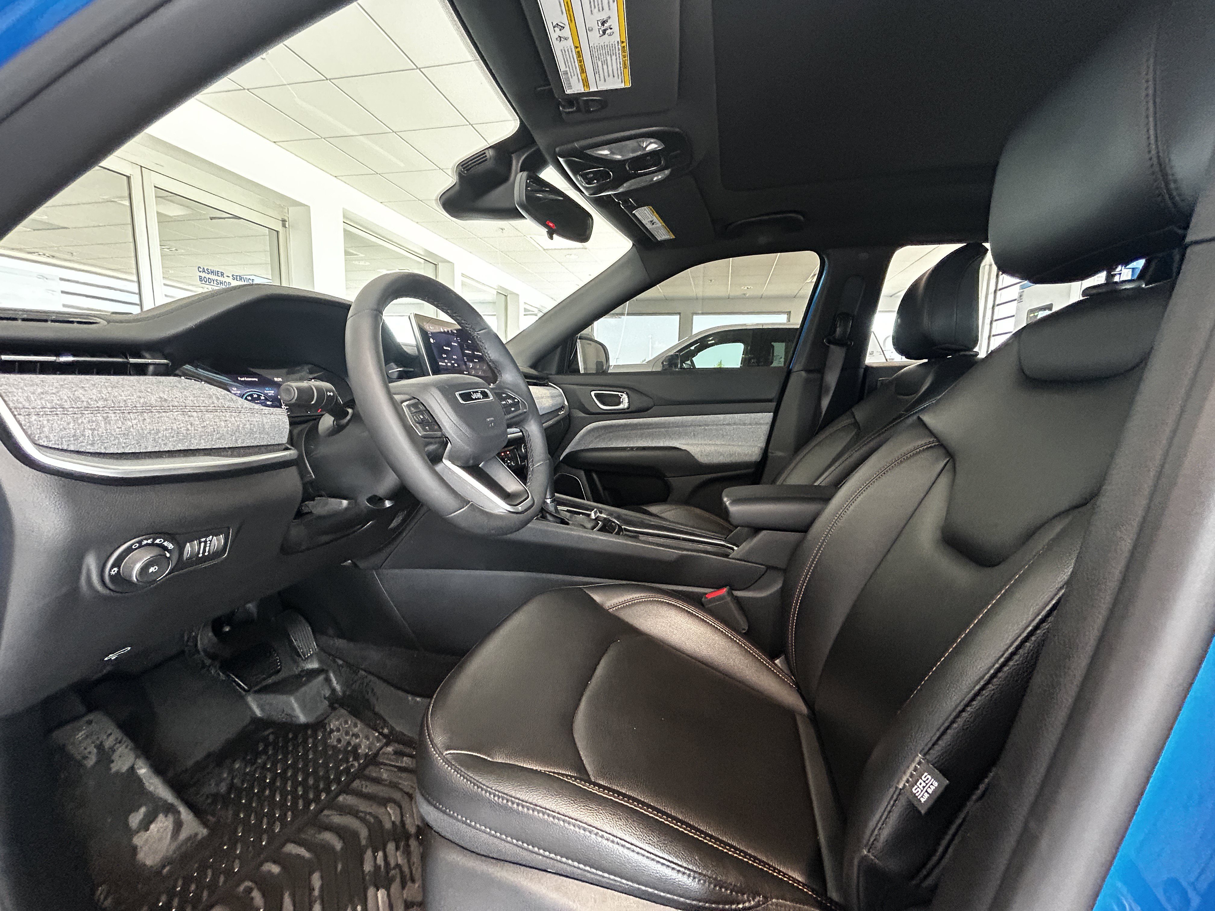 Used 2024 Jeep Compass Latitude w/ Sun and Sound Group AWD/4WD image 2