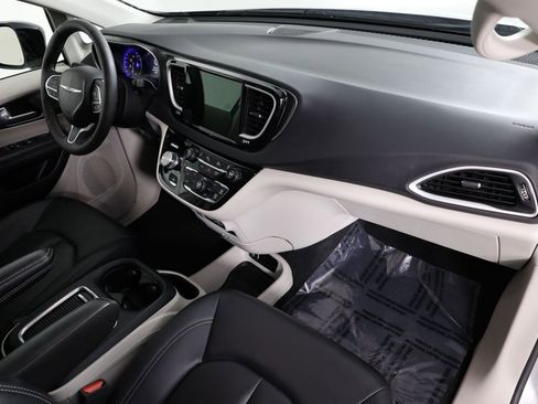 Used 2024 Chrysler Pacifica Touring-L image 30