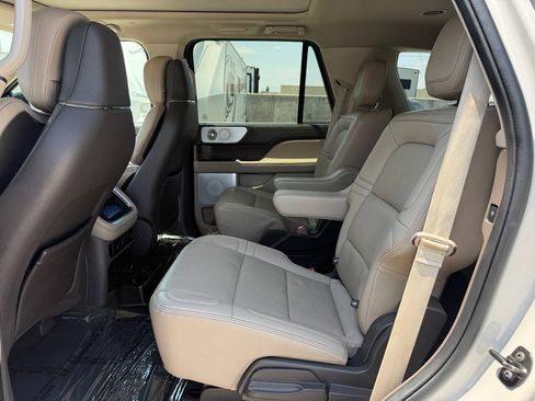 Used 2022 Lincoln Navigator Reserve AWD/4WD image 17