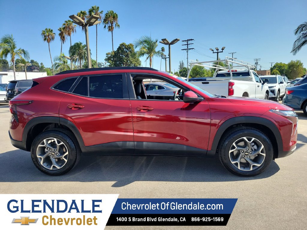 Used 2025 Chevrolet Trax LT FWD image 2
