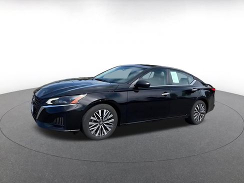 Used 2025 Nissan Altima 2.5 SV FWD image 6