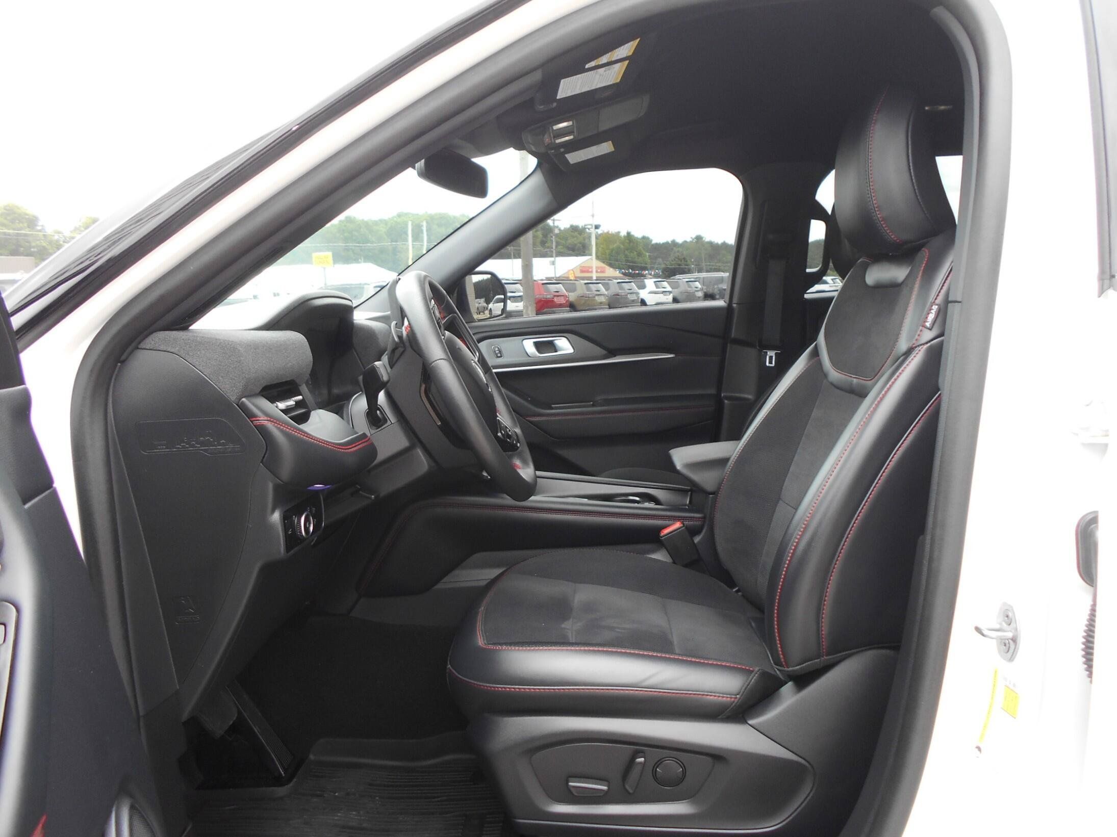 Used 2025 Ford Explorer ST AWD/4WD image 6