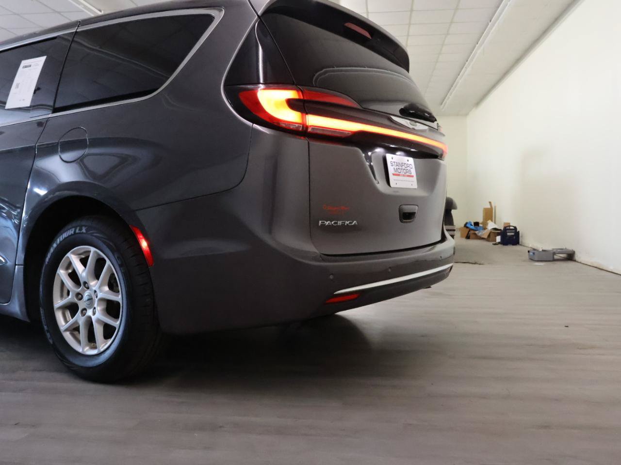 Used 2025 Chrysler Pacifica Select FWD image 24