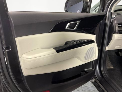 Used 2024 Kia Carnival EX FWD image 20
