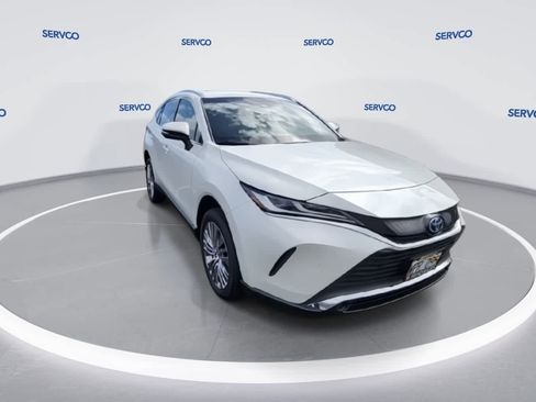 Used 2022 Toyota Venza XLE image 3