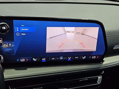 Used 2025 Chevrolet Traverse LT FWD image 18