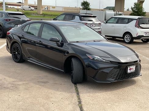 Used 2025 Toyota Camry SE image 4