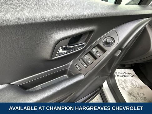 Certified 2022 Chevrolet Trax LT w/ LT Convenience Package image 31