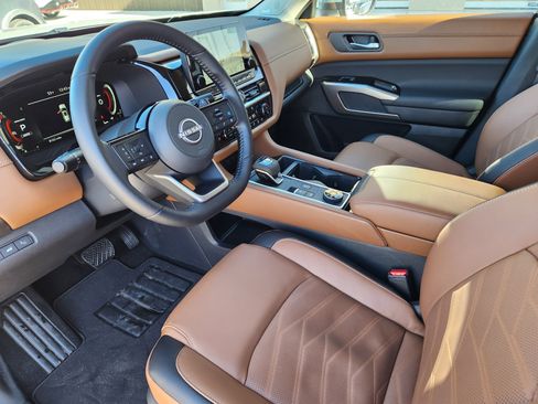 Used 2025 Nissan Pathfinder Platinum image 8