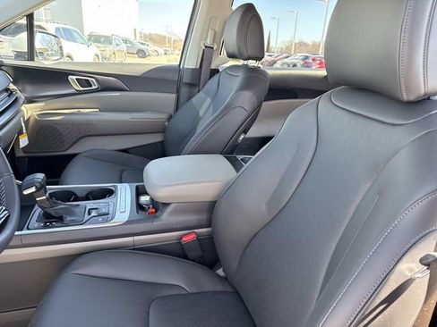 Certified 2026 Kia Carnival FWD image 12