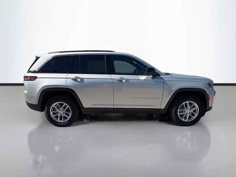 Used 2025 Jeep Grand Cherokee Laredo X image 2