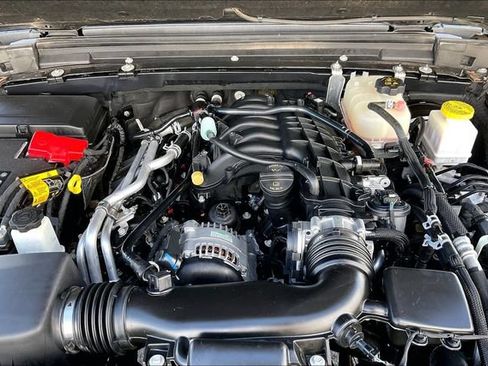 Used 2023 Jeep Gladiator Sport AWD/4WD image 9