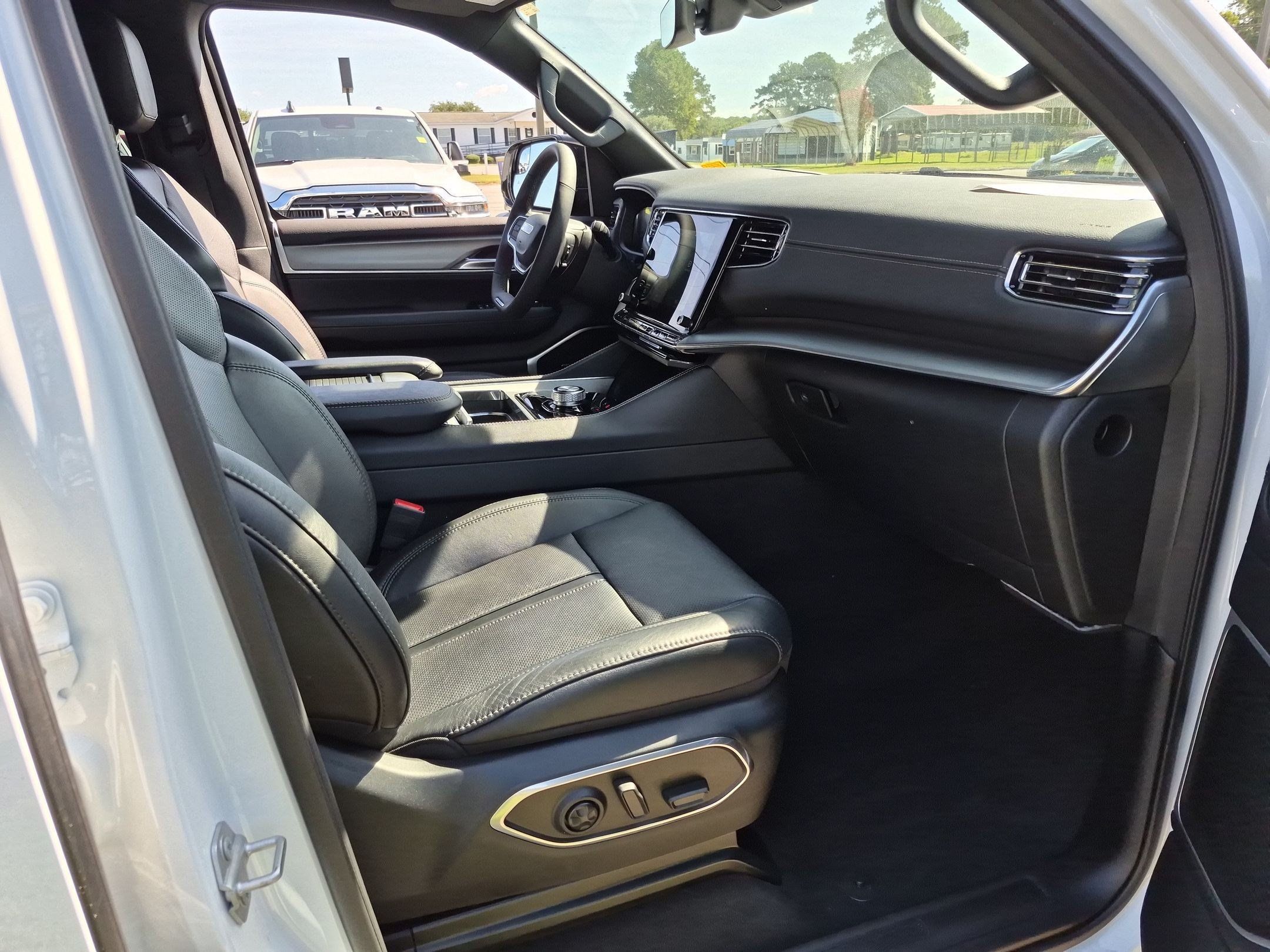 Used 2024 Jeep Wagoneer Series II w/ Convenience Group I RWD image 23