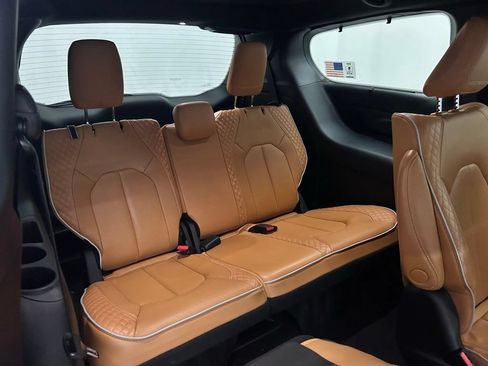 Certified 2022 Chrysler Pacifica Pinnacle AWD/4WD image 16