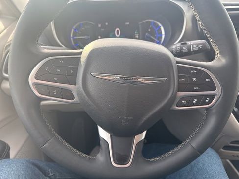 Used 2024 Chrysler Pacifica Select image 17