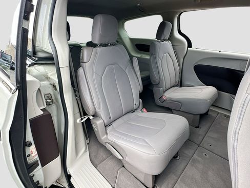 Used 2020 Chrysler Pacifica Touring image 26