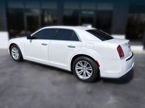 Used 2016 Chrysler 300 C image 3
