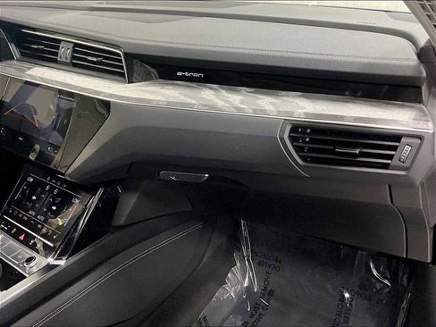 Used 2022 Audi e-tron Premium Plus image 28
