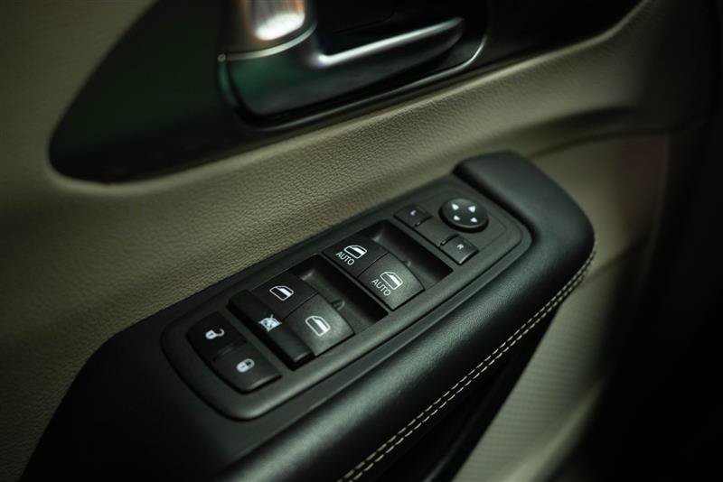 Used 2023 Chrysler Pacifica Touring-L FWD image 28