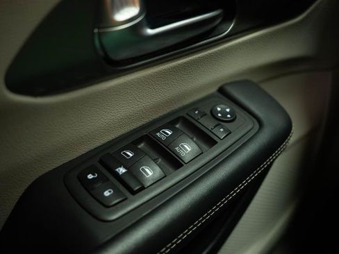 Used 2023 Chrysler Pacifica Touring-L FWD image 28