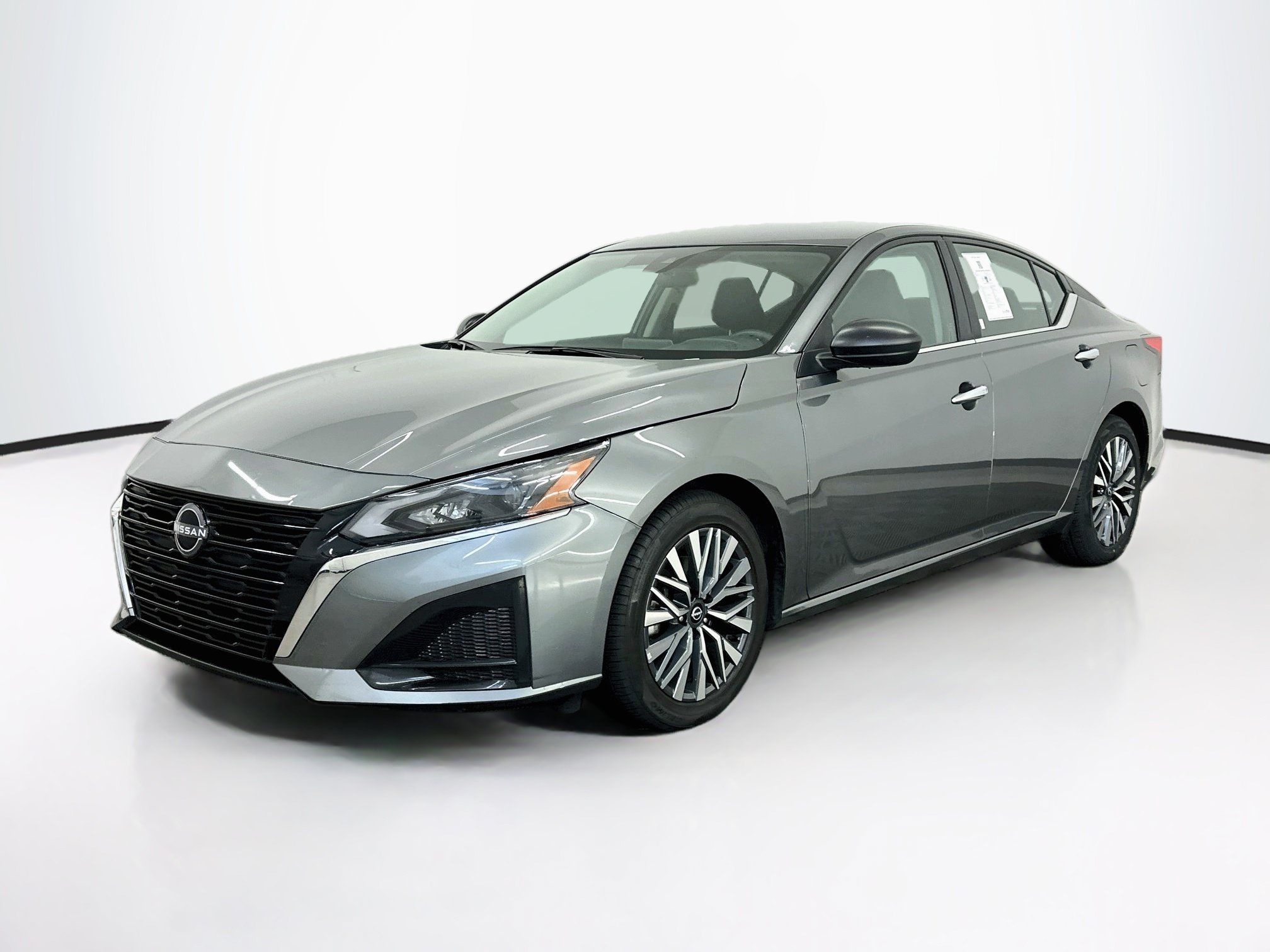 Used 2025 Nissan Altima 2.5 SV FWD image 3