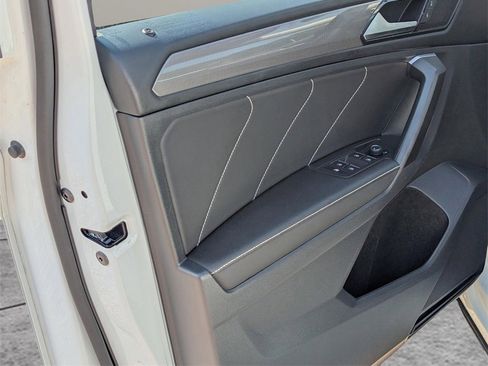 Used 2022 Volkswagen Tiguan SE image 16