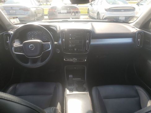 Used 2019 Volvo XC40 T4 Momentum FWD image 9