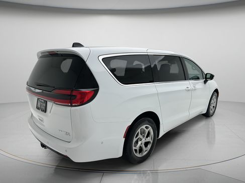 Used 2024 Chrysler Pacifica Limited w/ Trailer Tow Group AWD/4WD image 5