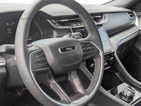 Used 2025 Jeep Grand Cherokee Limited RWD image 14