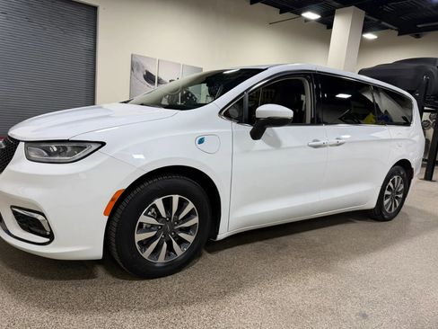 Used 2023 Chrysler Pacifica Touring-L FWD image 10
