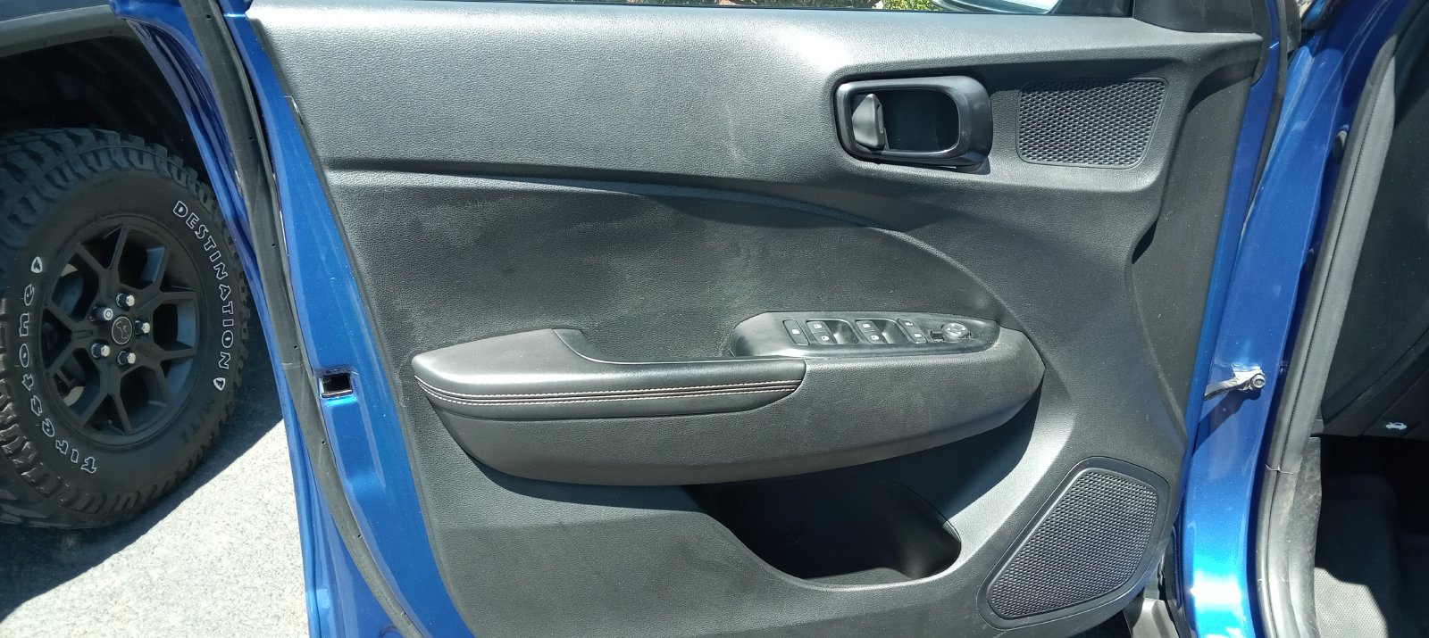 Used 2022 Hyundai Venue Limited FWD image 17