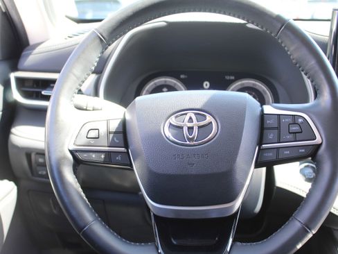 Used 2023 Toyota Highlander Limited FWD image 17