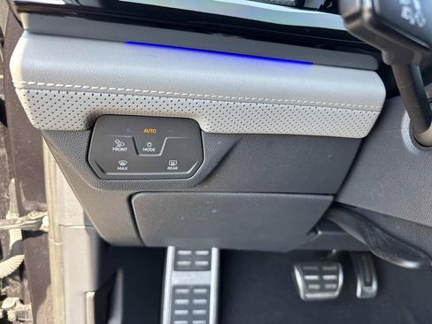 Used 2025 Volkswagen Atlas Cross Sport SEL R-Line image 33