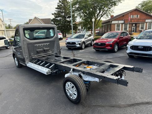 Used 2024 Ford E-Transit image 3
