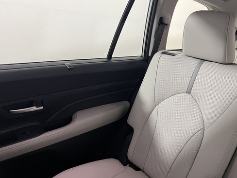Used 2024 Toyota Grand Highlander AWD image 13