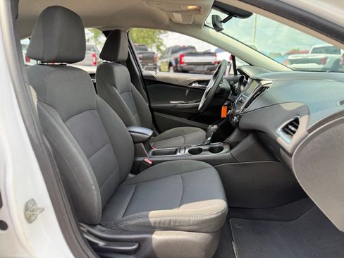 Used 2017 Chevrolet Cruze LT FWD image 12