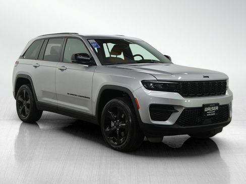 Used 2024 Jeep Grand Cherokee Altitude image 7