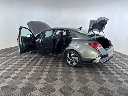 Used 2024 Hyundai Elantra Limited FWD image 16